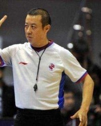  尼斯主帅赛后炮轰裁判，争议判罚引发舆论风波  