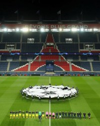  巴黎圣日耳曼主场大胜里昂，登顶积分榜首  